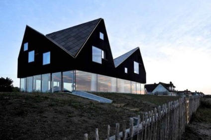 Házak modern üveg megoldások épület homlokzatán