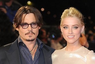 Johnny Depp Paradis kereskednek a fiatal szőke