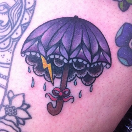 Fotografie și sensul unei fete tatuaj sub o umbrelă
