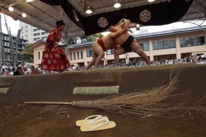 Головний суддя під час поєдинку борців сумо