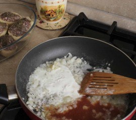 Cum se prepară o bucată de pastă de roșii și o făină pentru carne, paste, chifteluțe și pește