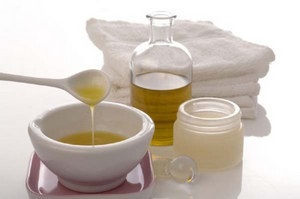 Cum se utilizează uleiul esențial din arborele de ceai din acnee și urme de inflamație