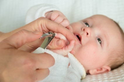 Как да отрежа ноктите новородено (проблемът с врастнали нокти при кърмачета)