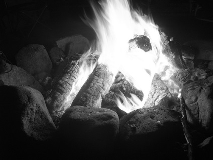 Cum să aprindeți un foc de tabără adecvat