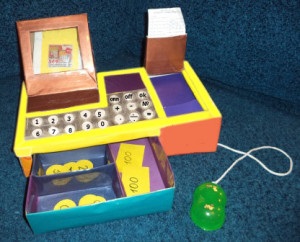 Як зробити іграшкову касу з коробки зробити
