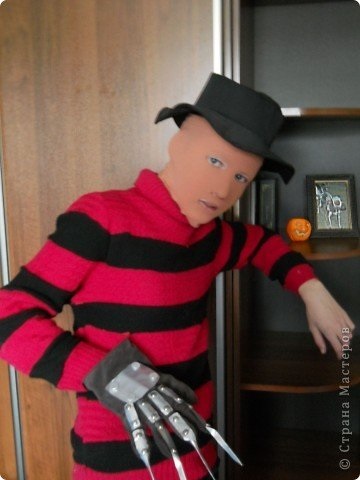 Hogyan készítsünk egy jelmez Freddy Krueger a kezével (a) Hogyan készítsünk egy jelmez Freddy Krueger saját kezűleg