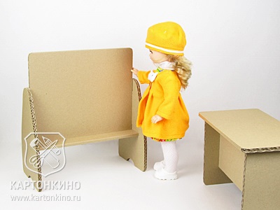 Як зробити шкільні меблі для ляльок з картону