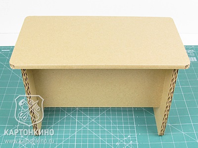 Hogyan lehet az iskolai bútor babák kartonból