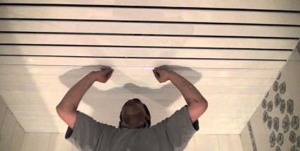 Cum se instalează un plafon de rafturi