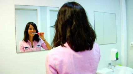 Cum să alegeți o perie și o pastă de dinți pentru dinții sensibili