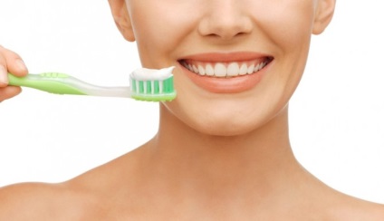 Cum să alegeți o perie și o pastă de dinți pentru dinții sensibili
