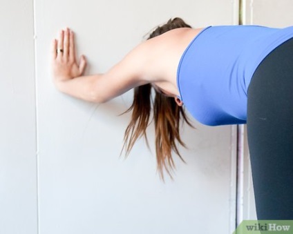Как да направя наклона на торса, докато стои ръце подкрепа на стената
