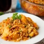 Капуста, тушкована з зеленим горошком, картоплею і курячим м'ясом, просто і смачно