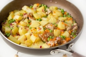 Varza, fiartă cu mazare verde, cartofi și carne de pui, simplă și gustoasă