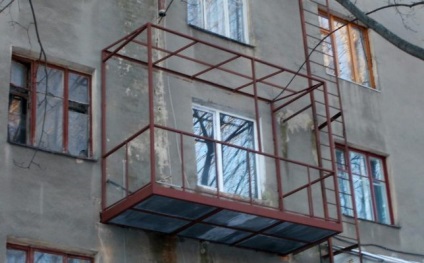 A keret az építőiparban az erkély kezével