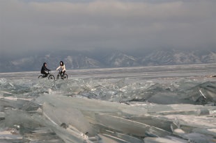 Ki és mi veszélyezteti a Bajkál-tó - az orosz sajtó