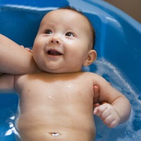 Fürdés egy újszülött, hogyan kell fürödni egy újszülött