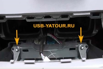 Cumpărați și conectați adaptorul USB la toyota