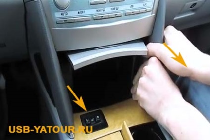 Cumpărați și conectați adaptorul USB la toyota