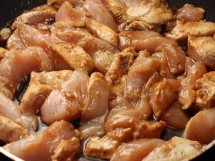 Csirke tésztában és édes-savanyú mártással