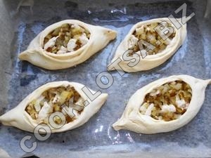 Човники з м'ясом, картоплею та огірочками - смачний домашній покроковий рецепт з фото