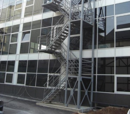 Metal evakuálás lépcsőház követelményeit és jellemzőit a létesítmény