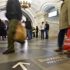 Moscow News, a gyűrű metróvonal nem csökkenése miatt az ember a síneken
