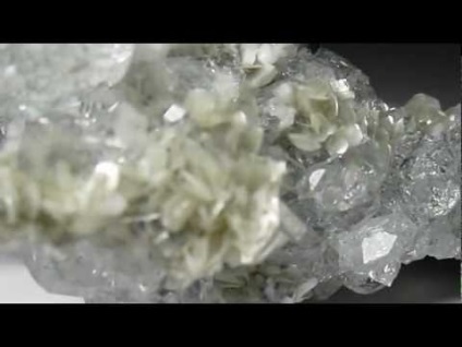 Muscovitul este un mineral de origine mica si de piatra, aplicatie si ce este