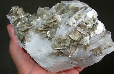 Muscovitul este un mineral de origine mica si de piatra, aplicatie si ce este