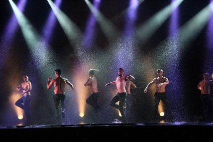 Unsprezece bărbați au dansat în ploaie pentru sakhalinok
