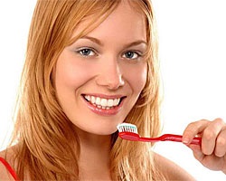 Відбілювання зубів в домашніх умовах - наскільки це реально