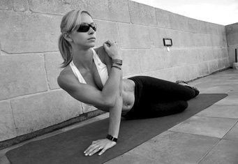 Push-up-uri cu clapete în spatele tău (clapetă) Push-up-uri cu spatele în spatele
