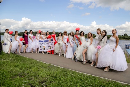 Парад наречених пройшов на набережній гріну 6 серпня, новини кирова і Кіровської області Прогород 43