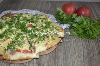 Pizza cu roșii, cârnați și brânză