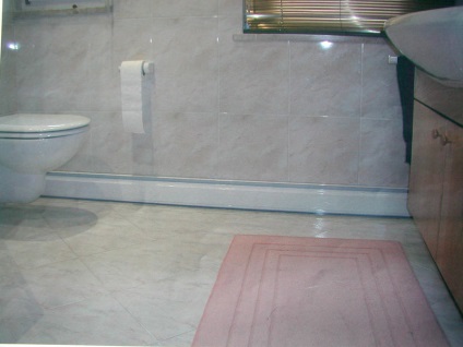 Lábazati fürdőszoba kerámia padló a szobában, cseréppel fotó, járólapok a fürdőszobában,
