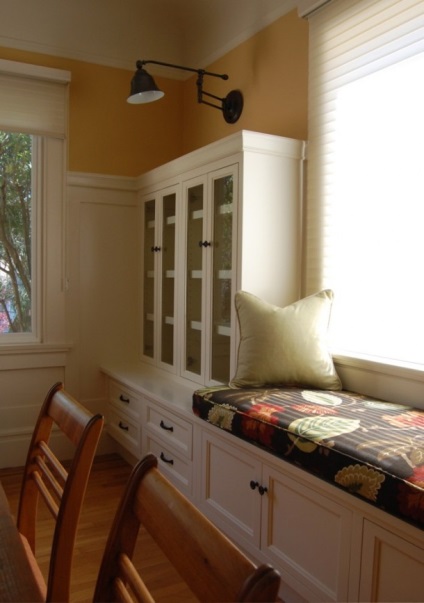 Peretele ferestrei este un loc ideal pentru visători.