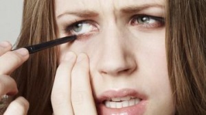 Eyeliner afectează ochii femeilor, oamenii de știință - українські реалії