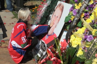 Похорон хокеїстів в киеве наречена загиблого наділу його форму і обіймала закрита труна - в суботу