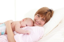 Правильні пози для годування новонародженої дитини зручні положення (фото)