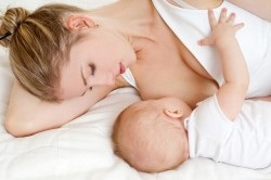 Правильні пози для годування новонародженої дитини зручні положення (фото)