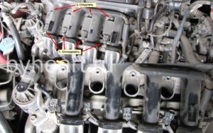 Demontarea motorului pentru verificarea degajării valvei în motorul Honda Fit
