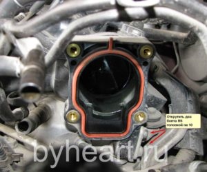 Demontarea motorului pentru verificarea degajării valvei în motorul Honda Fit