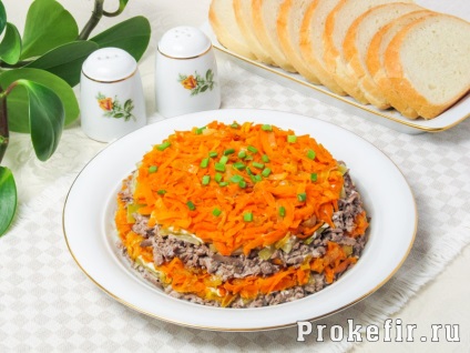 Салат «обжорка» з печінкою і солоними огірками шарами - рецепт з фото крок за кроком