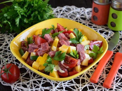 Салат з копченою ковбасою і помідорами і сухариками