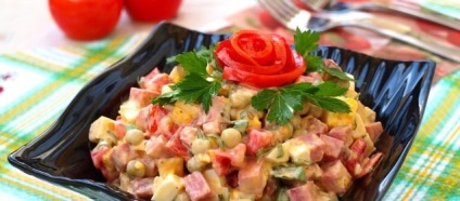 Salată cu cârnați afumați și roșii și crutoane
