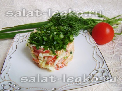 Salată cu cârnați afumați și roșii și crutoane