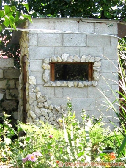 WC în grădină din blocul de usturoi