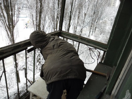 Cât de mult se dezmembrează balconul?