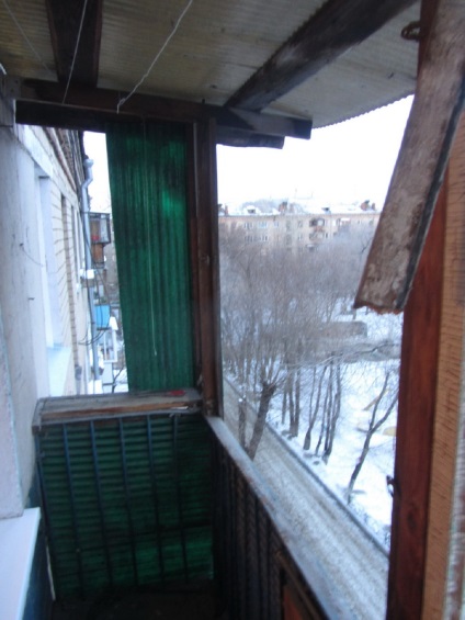 Cât de mult se dezmembrează balconul?