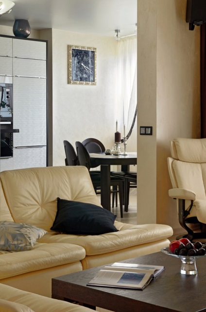 Design interior îndrăzneț al unui apartament într-o casă tipică de panouri